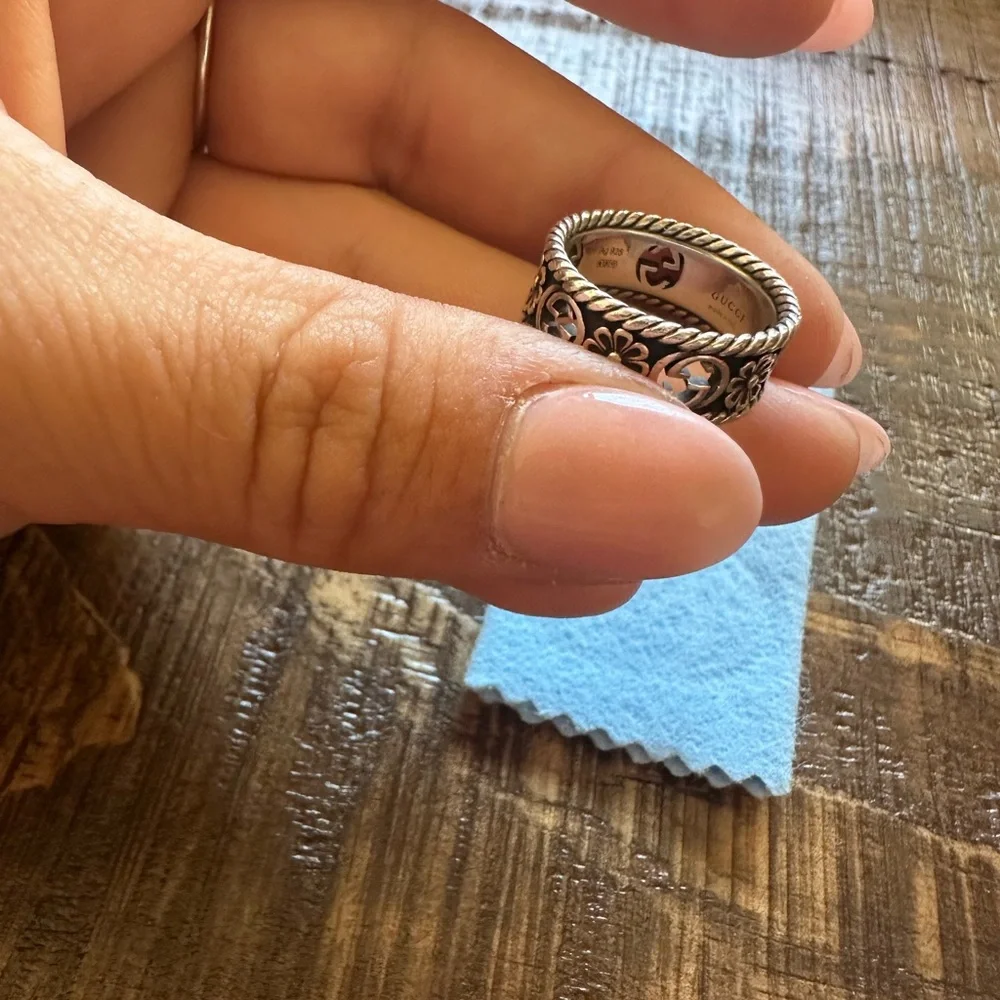 Elegant Silver Gucci Ring - Picture 2 of 3